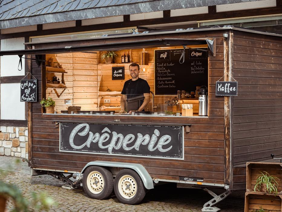 Mobiler Crêpe-Foodtruck bei einem Firmencatering im Autohaus in Köln