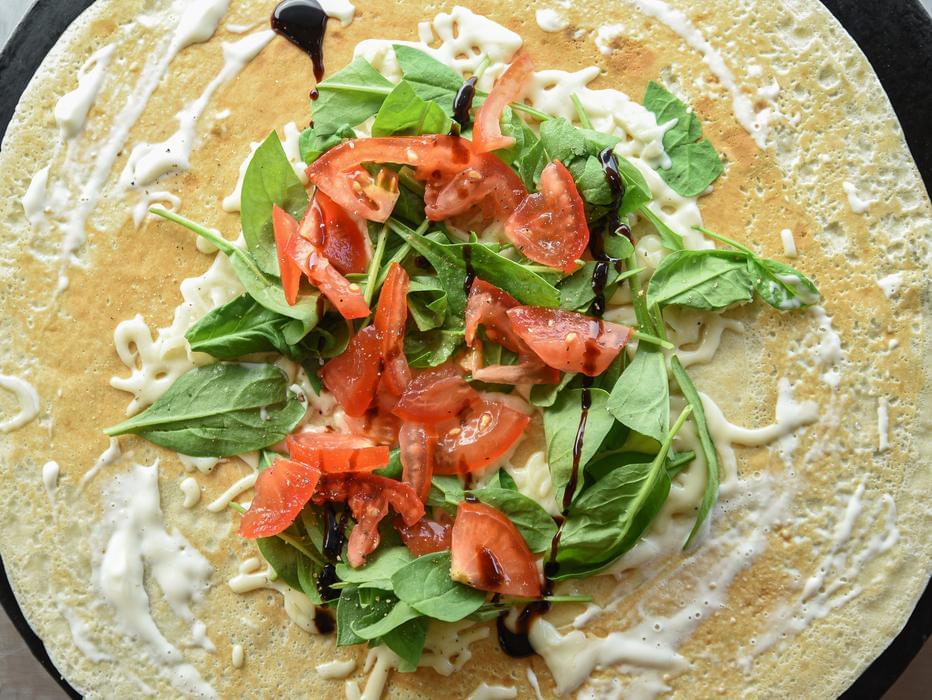 Schild in Kreideoptik, das auf süße und herzhafte Crêpes im Foodtruck in Paderborn verweist