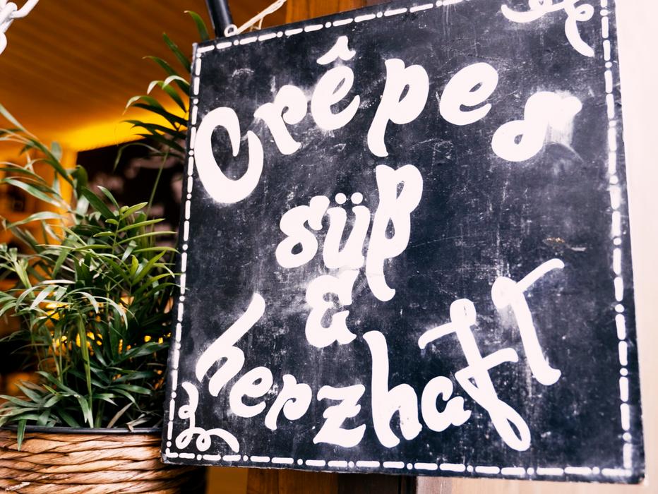 Schild in Kreideoptik, das auf süße und herzhafte Crêpes im Foodtruck in Paderborn verweist
