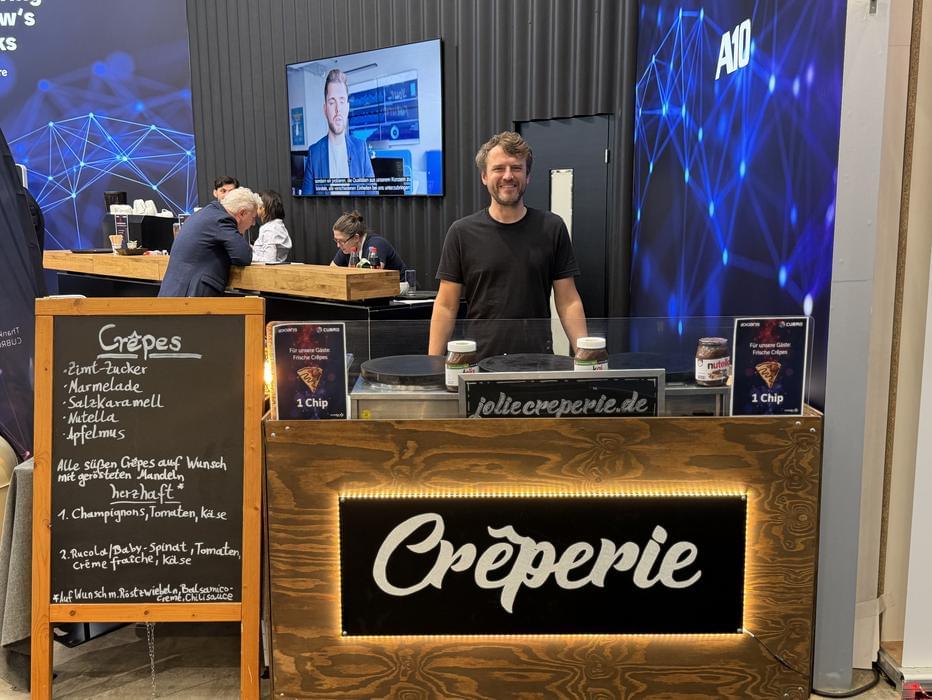 Mobiler Crêpestand mit Branding bei Messecatering in Berlin